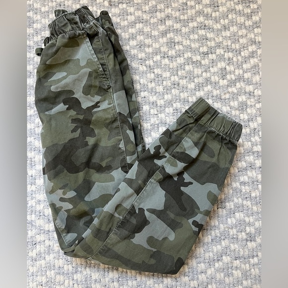 GAP Other - Boys GAP Camo pants size Large